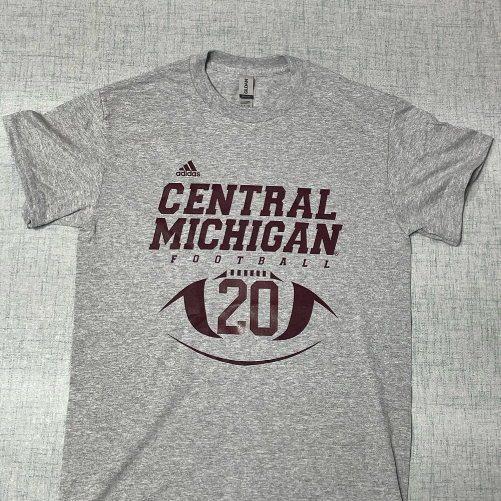 Central Michigan Adidas # 20 Unisex Adult Gildan Gray and Red Short Sleeve Tee